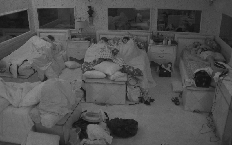 Após madrugada de Festa do Líder, todos dormem no BBB21