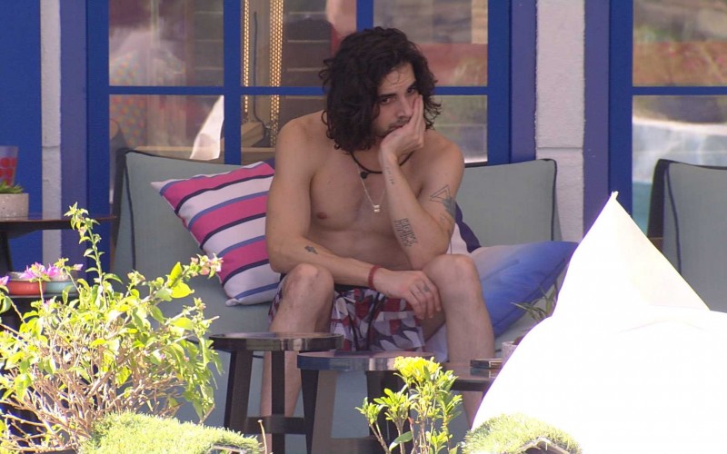 Após madrugada intensa, Fiuk é o único acordado na casa