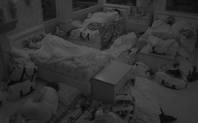 Após noite de formação de Paredão, brothers dormem no BBB21