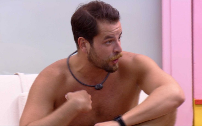 Após Prova do Líder, Gustavo brinca com Lucas no BBB 22