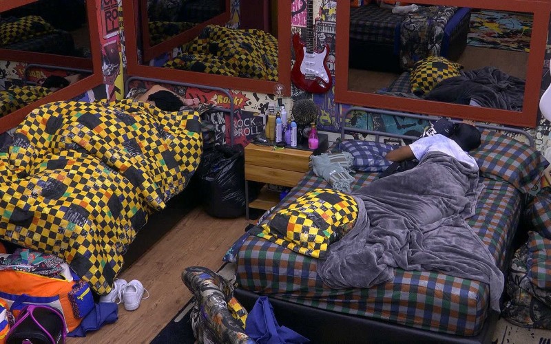 Após receberem comes e bebes, brothers voltam a dormir