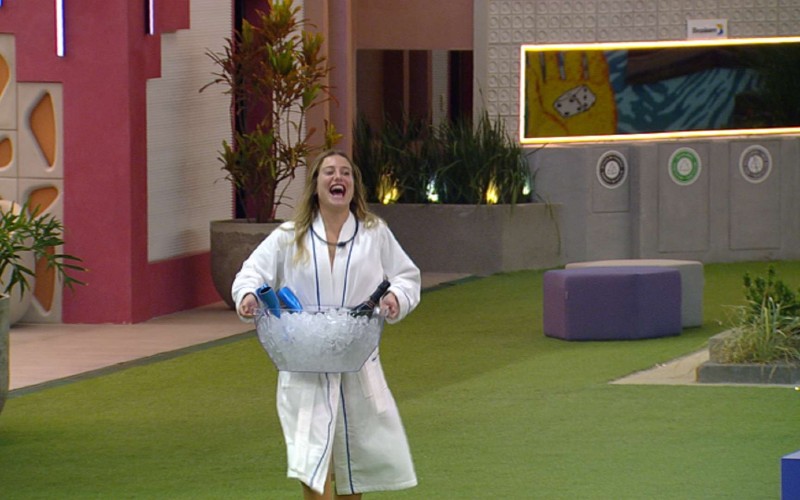 Após tarde de SPA, finalistas recebem champagne no BBB 23
