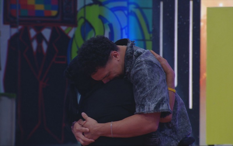 Após voltar do quarto do Barrado no Baile, Vinícius abraça Delma e chora