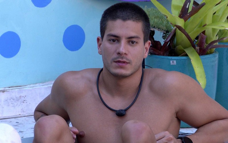 Arthur Aguiar revela para quem deve entregar o colar do Anjo