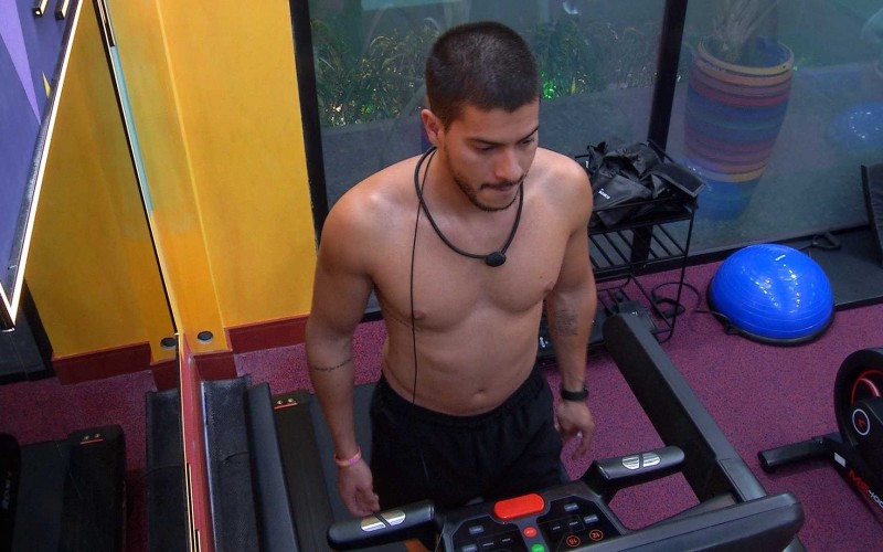 Arthur Aguiar treina sozinho na academia do BBB 22