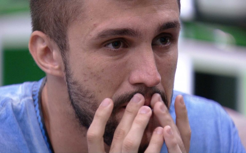 Arthur chora com Presente do Anjo no BBB21