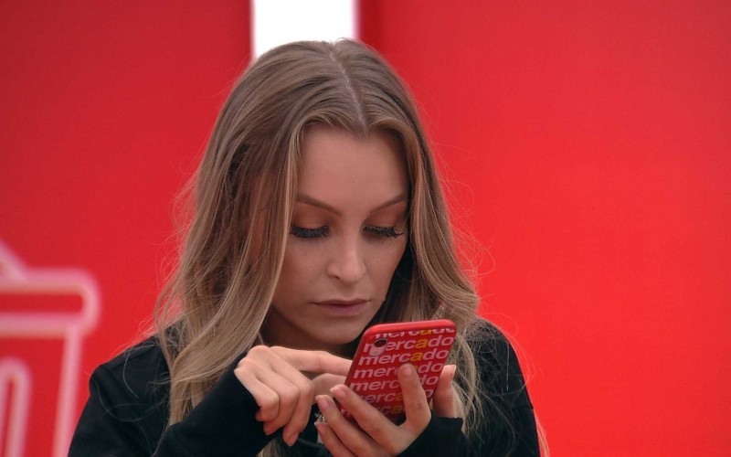 Arthur e Carla Diaz fazem mercado para a Xepa