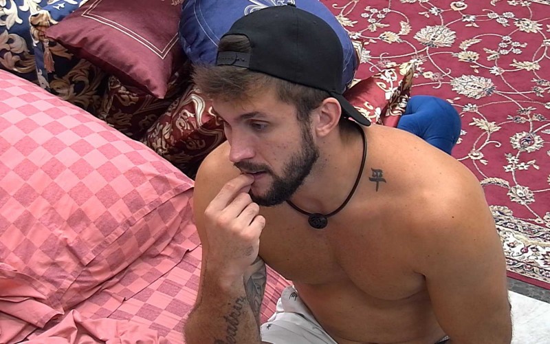 Arthur lamenta com Gilberto: 