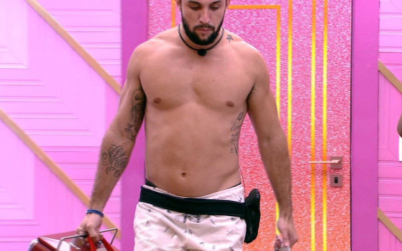 Arthur recebe as compras do mercado do VIP no BBB21