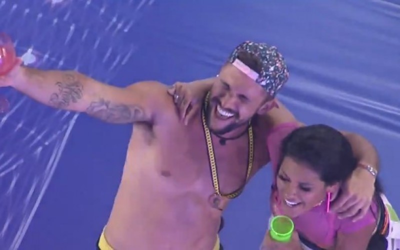 Arthur se empolga cantando a música 