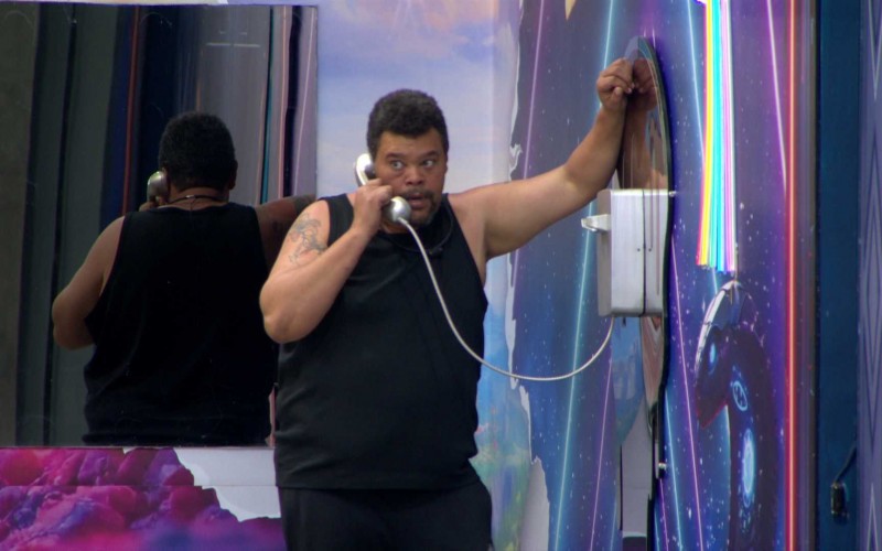 Babu Santana atende Big Fone e web reage à ligação no BBB 26