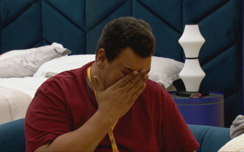 Babu Santana chora sozinho no Quarto do Líder