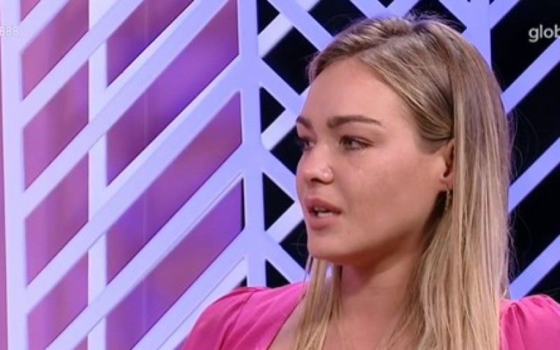 Bárbara chora ao explicar episódio com Natália no banheiro