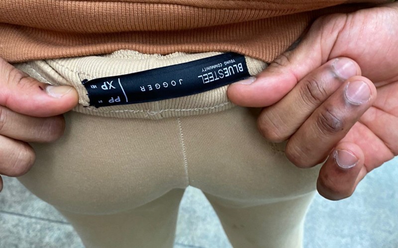 Domitila Barros reencontra Cezar Black e brinca com calça apertada do ex-brother