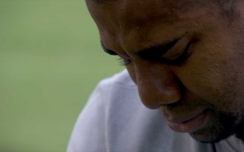 Davi chora sozinho em frente ao Big Fone e canta: 