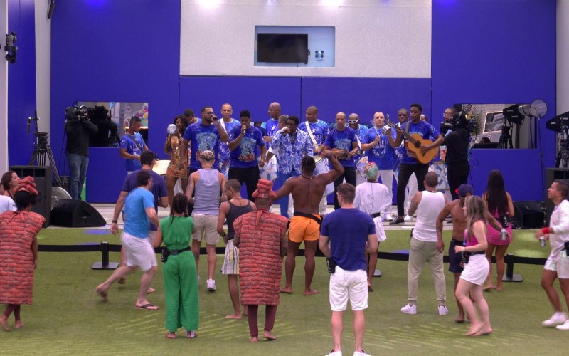 Beijar-Flor acorda a casa do BBB, e web entra na folia