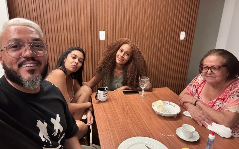 Belo e Giovanna tomam 