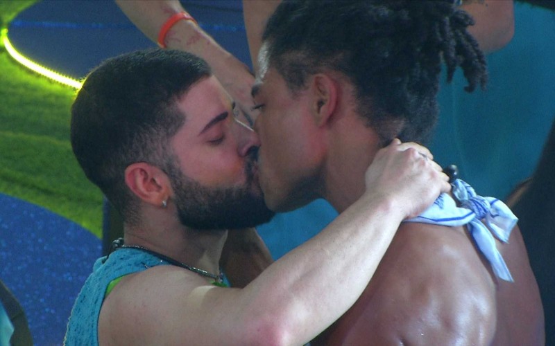 Breno e Marcelo dão primeiro beijo da edição do BBB 26