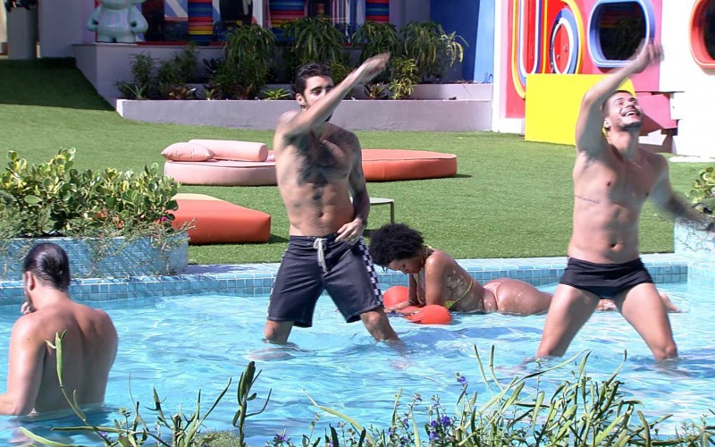 Brother fazem coreografia na piscina do BBB 22