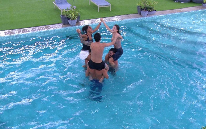 Brothers aproveitam chuva e entram na piscina no BBB 25