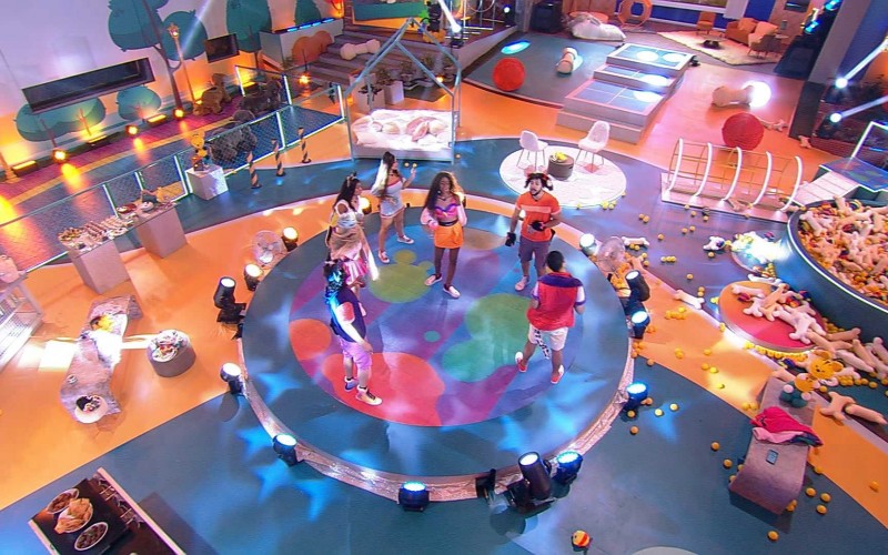 Brothers brincam de estátua na Festa Organnact do BBB21