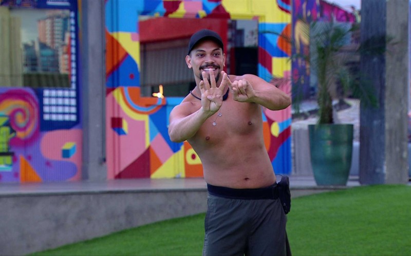 Brothers brincam de mímica na área externa do BBB 25