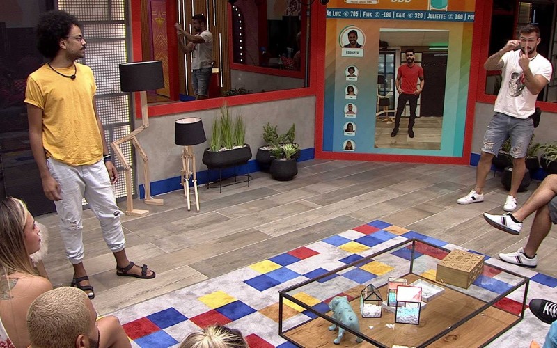 Brothers brincam de mímica na sala do BBB21