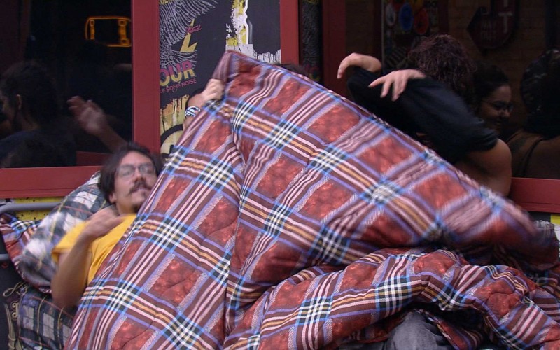 Brothers brincam embaixo do edredom: 