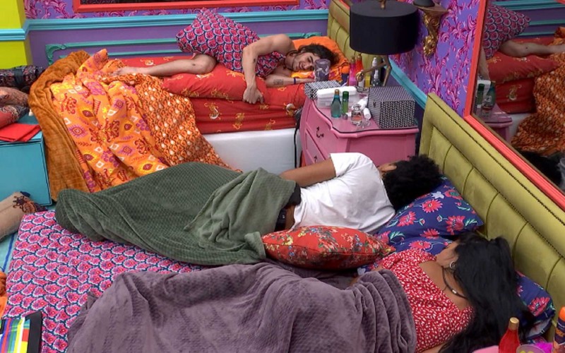 Brothers do BBB21 cantam no Quarto Colorido