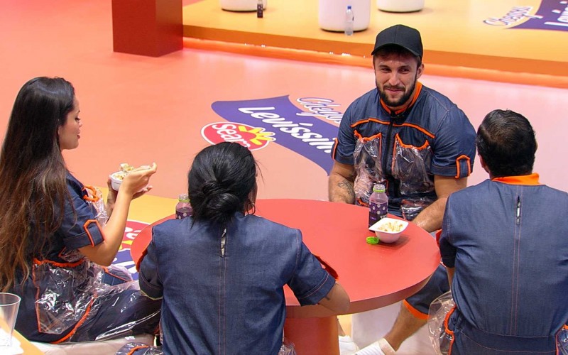 Brothers comem sanduíche na Ação Seara Levíssimo