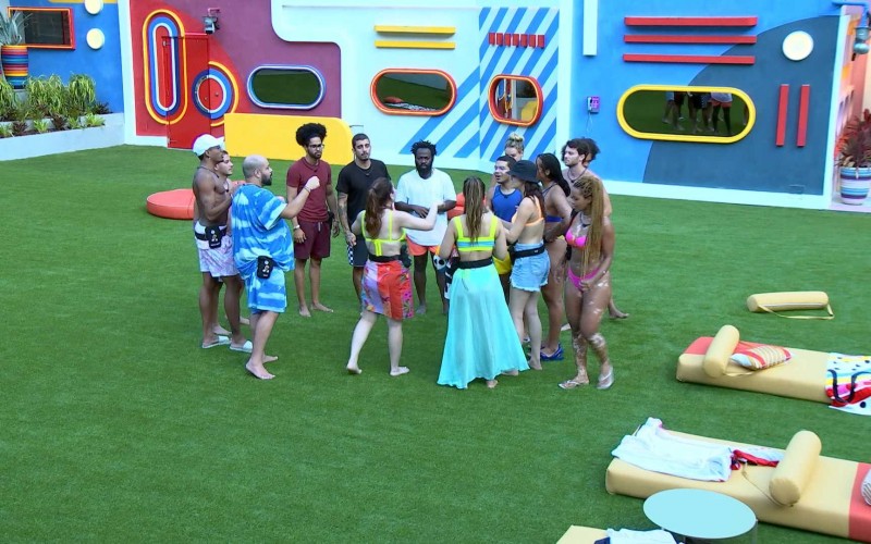 Brothers dão as mãos no jardim e cantam juntos no BBB 22