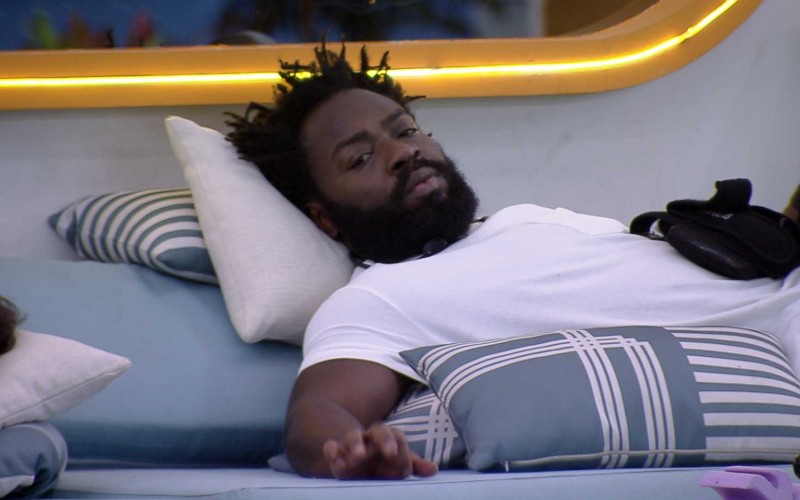 Brothers descansam na varanda do BBB 22 e escutam funk antigo