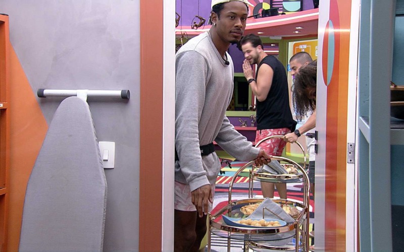 Brothers do BBB 22 recebem comes e bebes do pré-festa