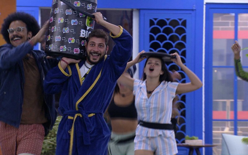 Brothers do BBB21 recebem cooler e comemoram