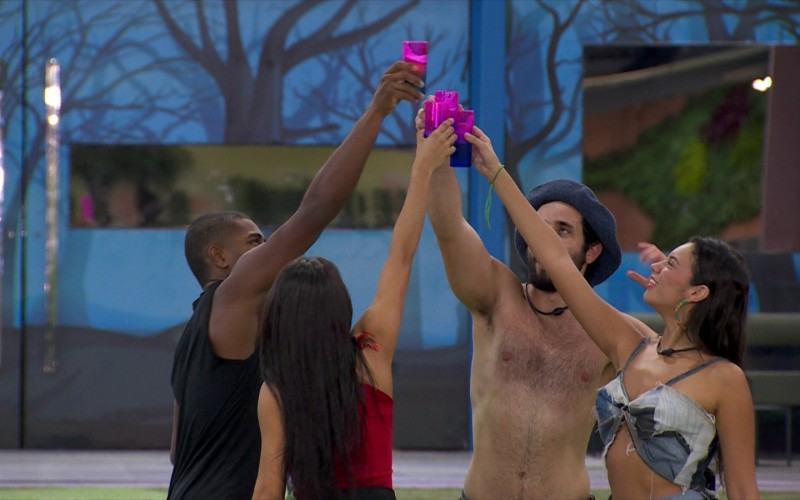 Brothers do Top 4 fazem brinde no BBB 24