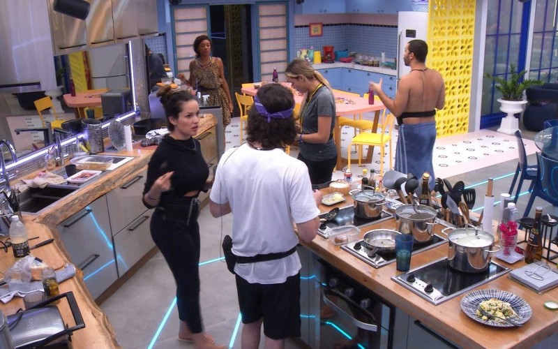 Brothers do Vip fazem comemoração na cozinha: 