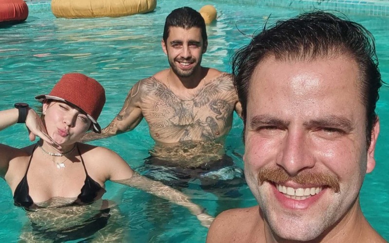 Brothers fazem selfies e aproveitam a tarde na casa do BBB 22