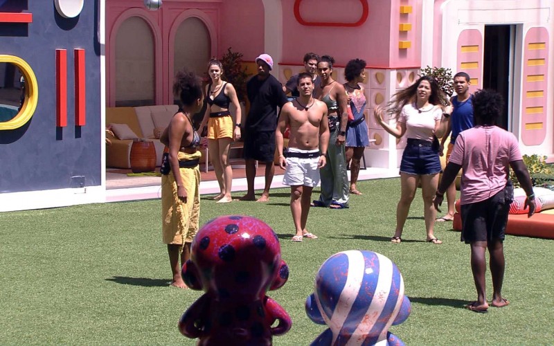 Brothers do BBB 22 procuram por Dummie na área externa da casa