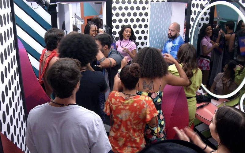 Brothers recebem figurinos para festa no BBB 22 e comemoram