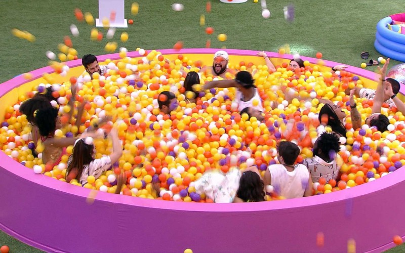 Brothers se divertem em piscina de bolinhas no BBB 22