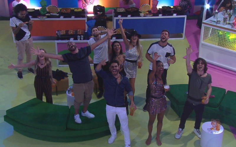 Brothers se juntam para cantar música em festa do BBB21