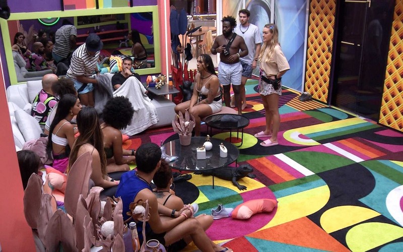 Brothers se reúnem na sala para Prova do Anjo