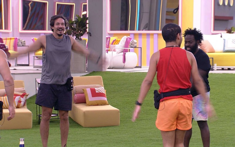 Brothers treinam no gramado da casa