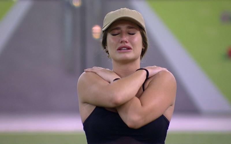 Bruna Griphao cai no choro ao ouvir música no BBB 23