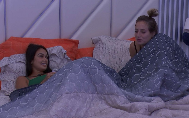 Bruna Griphao vê Cezar de sunga e faz pedido curioso