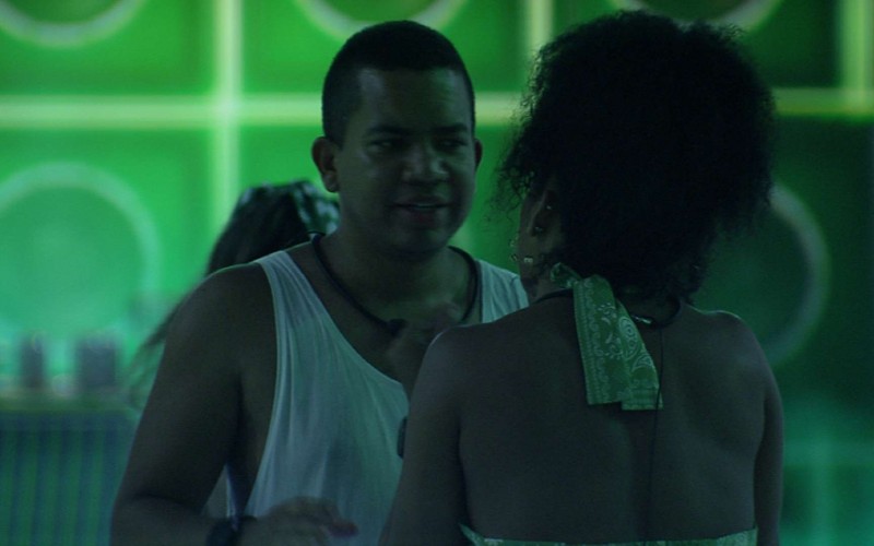 Bruno e Marvvila se abraçam após troca de ofensas no BBB 23