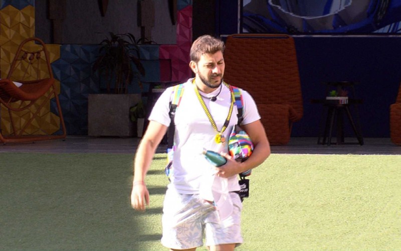 Caio deixa Quarto do Líder no BBB21