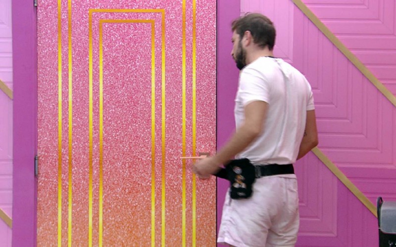 Caio recebe comes e bebes em noite de Festa do Líder no BBB21