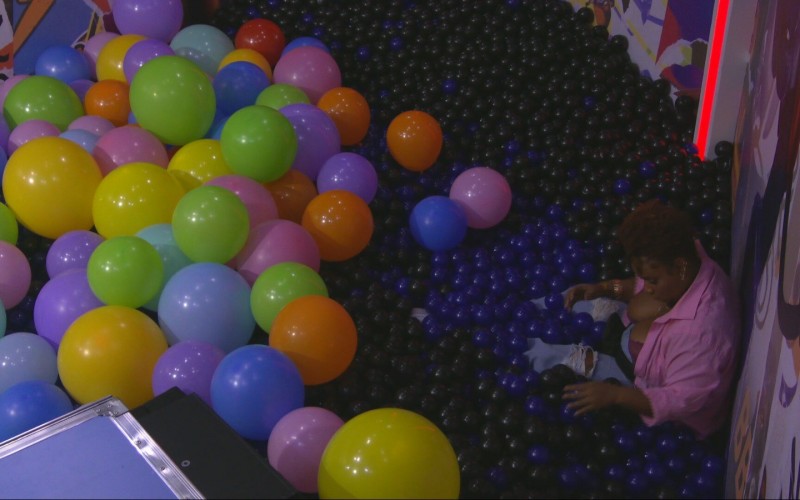 Camilla completa 4 horas no quarto do Barrado no Baile