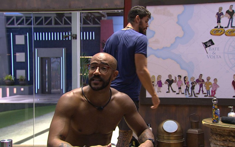 Cara de Sapato dá bronca em brother por causa de louça suja